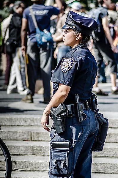 25P Good looking police women
