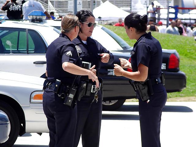 25P Good looking police women