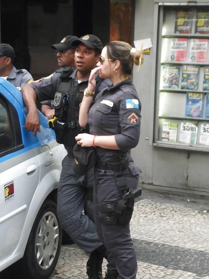25P Good looking police women