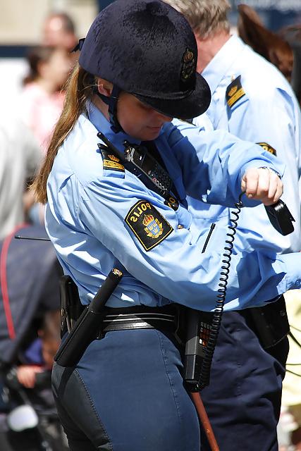 25P Good looking police women