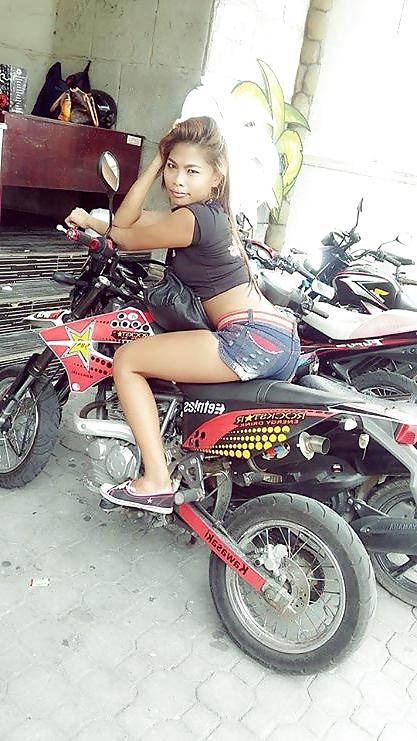 14P Thai bargirl Messy then sucks her BF for me