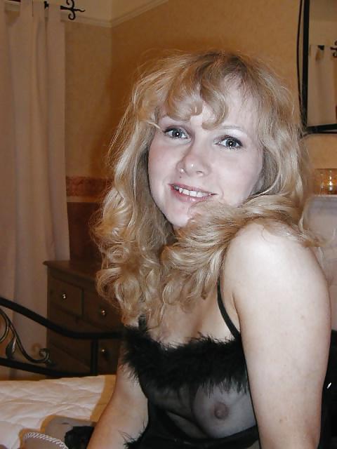 25P Amateur lady wears vintage nylons