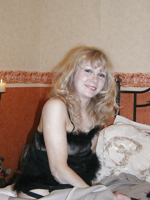 25P Amateur lady wears vintage nylons