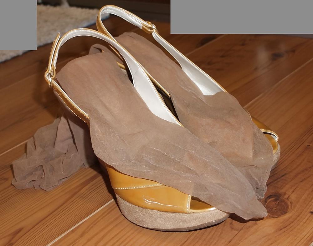 6P Her smelly tan pantyhose needed some cum