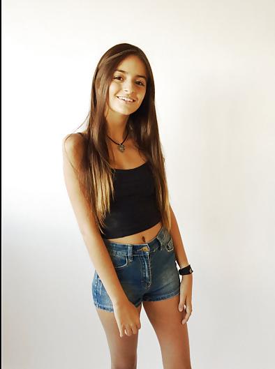 25P Israeli models in shorts and tight jeans