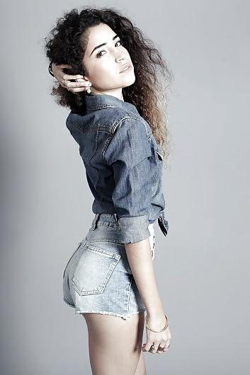 25P Israeli models in shorts and tight jeans