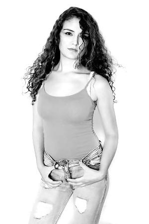 25P Israeli models in shorts and tight jeans