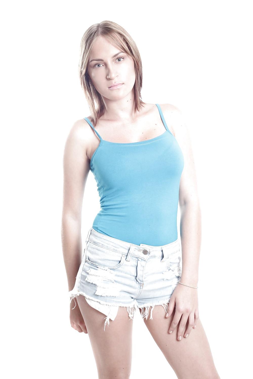 25P Israeli models in shorts and tight jeans
