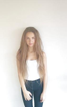 25P Israeli models in shorts and tight jeans