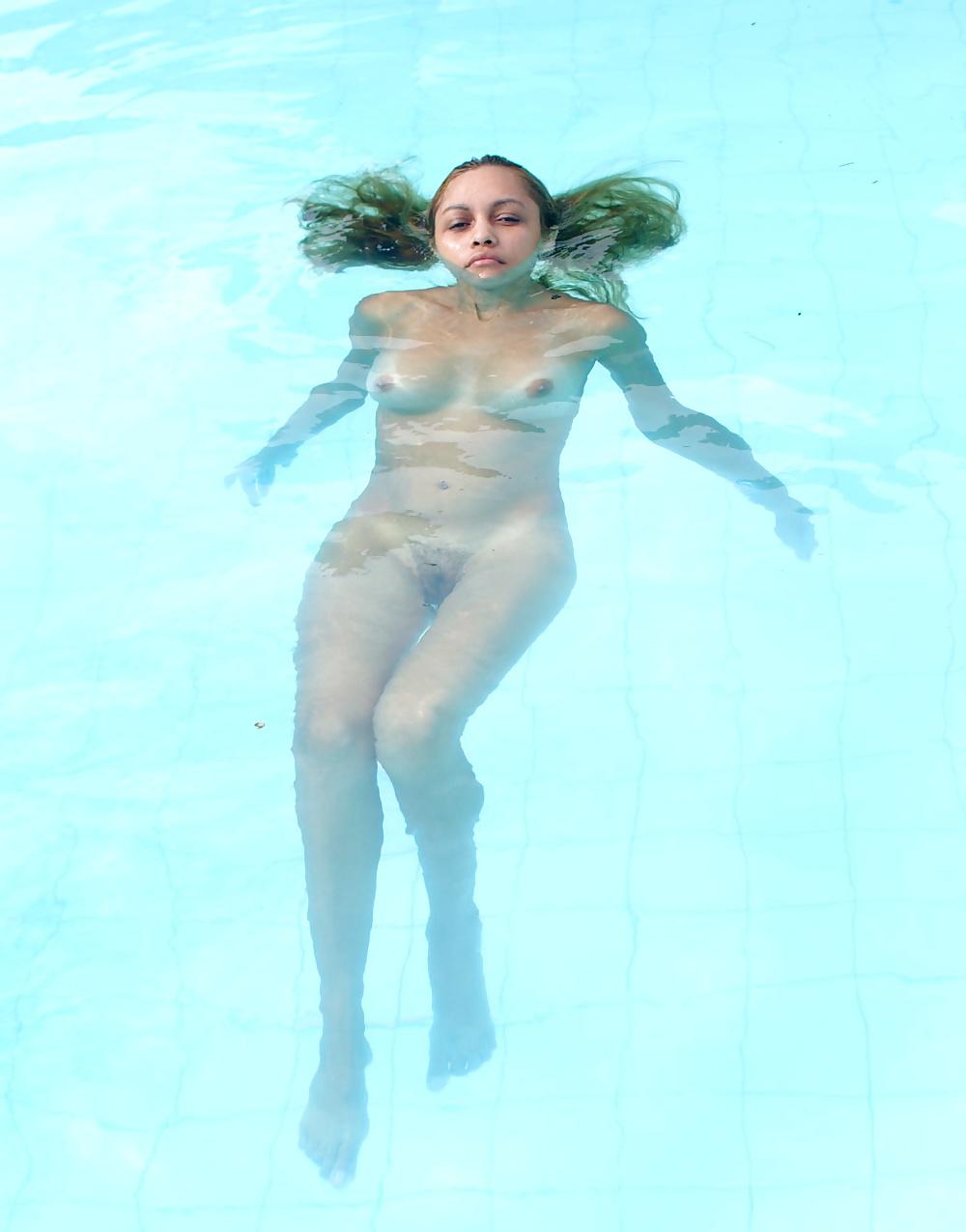 15P Metisse nage nue a la piscine