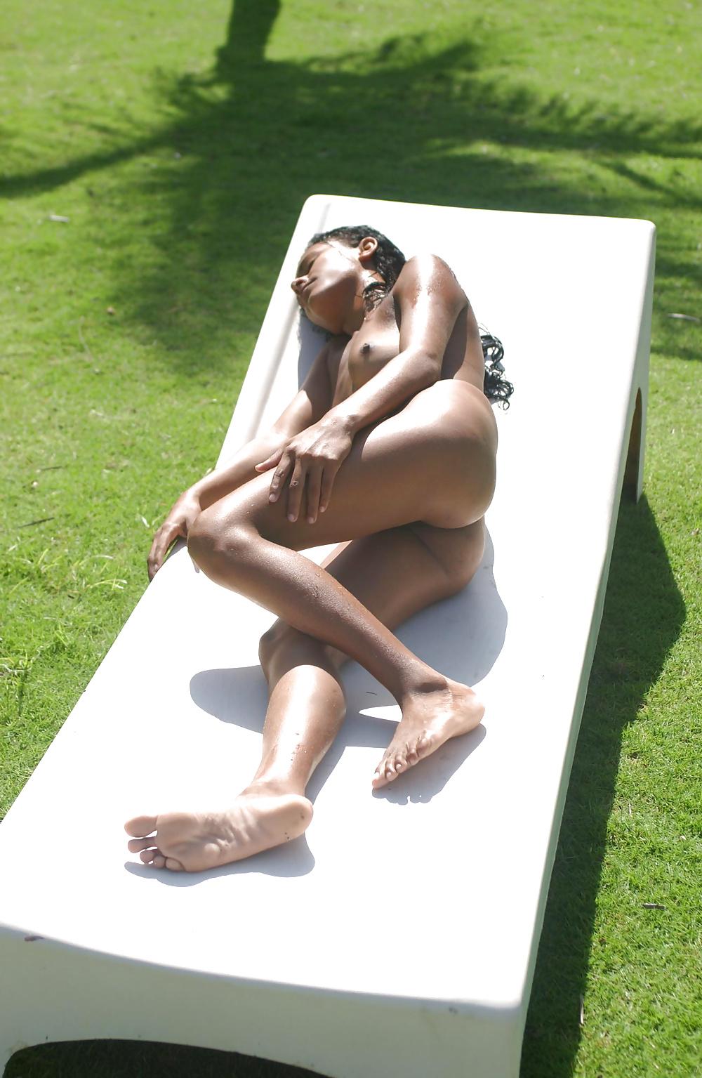 11P Metisse bronze nue a la piscine