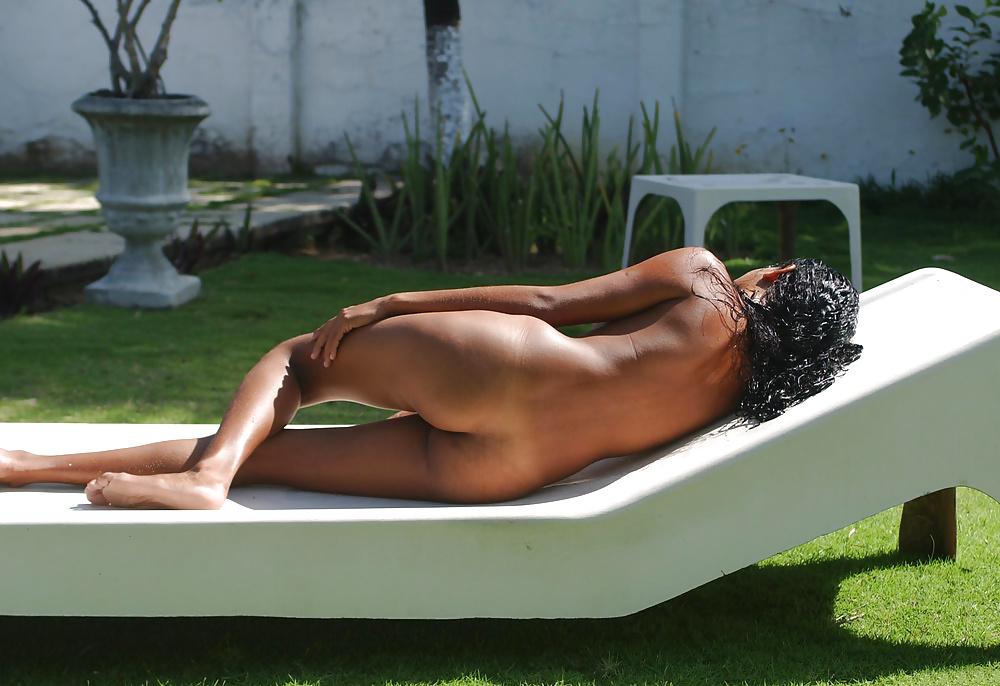 11P Metisse bronze nue a la piscine