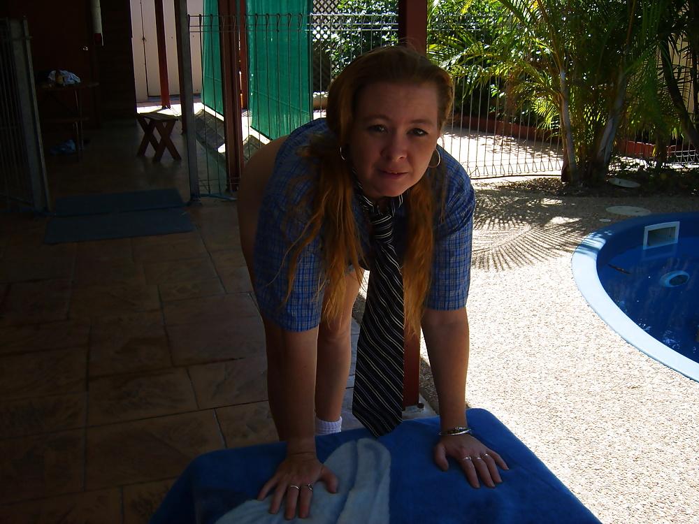 25P SHELLEY BY THE POOL