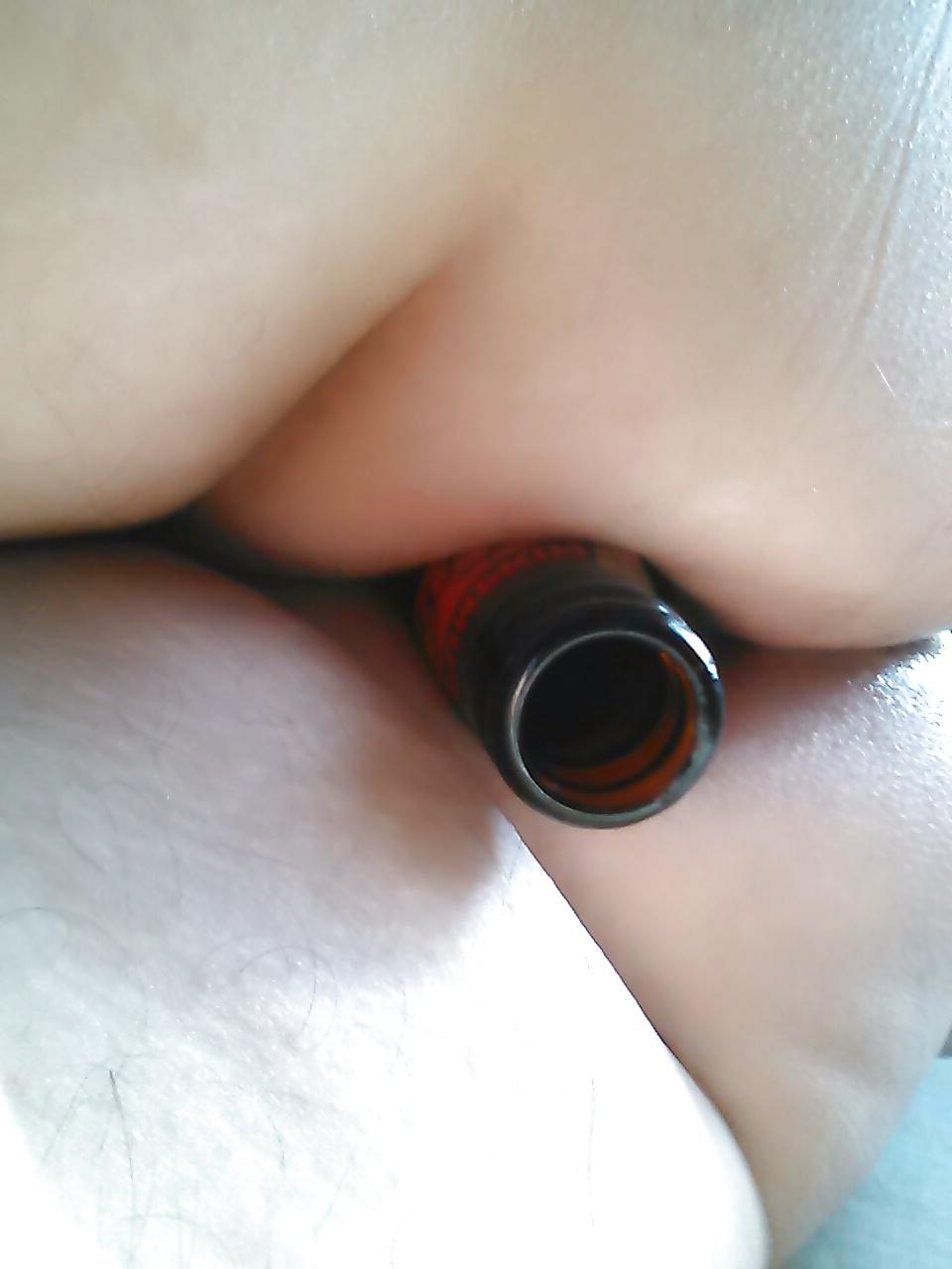 15P Pumping and beer bottle in ass !