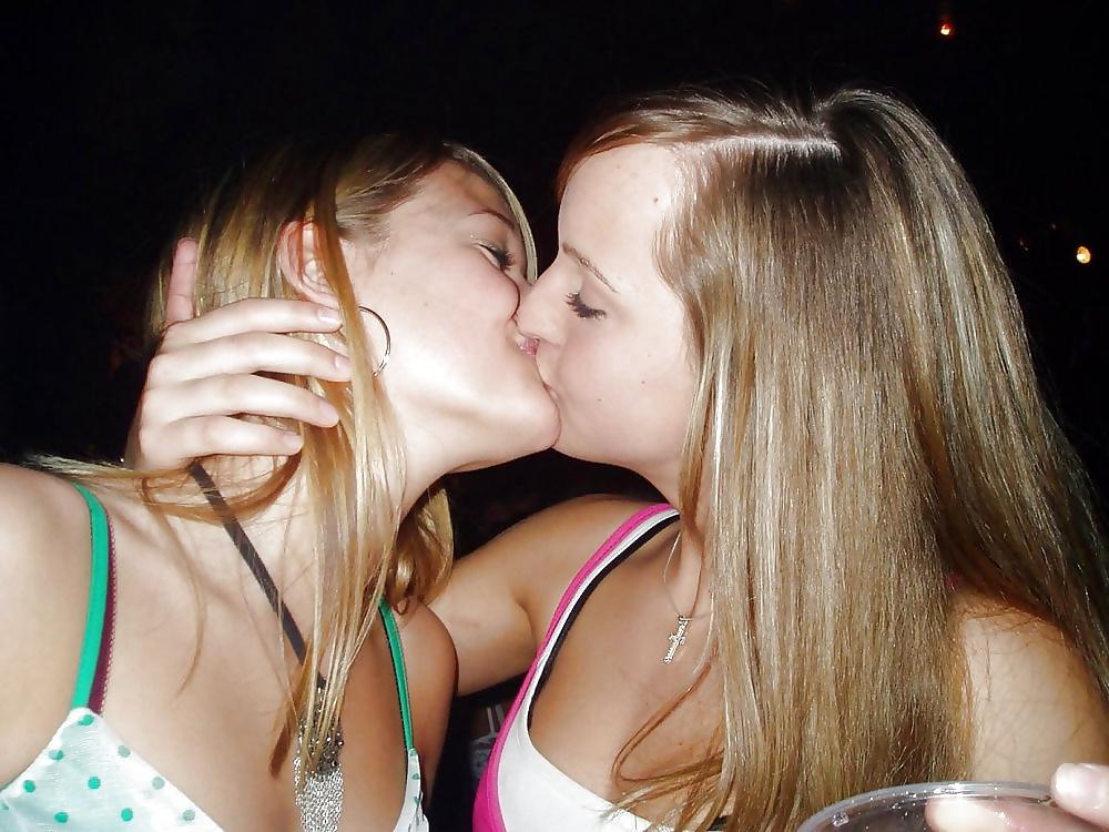 12P Such Sexy Kissing