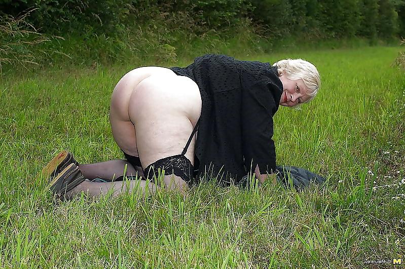 25P Side on view of big sexy arses 