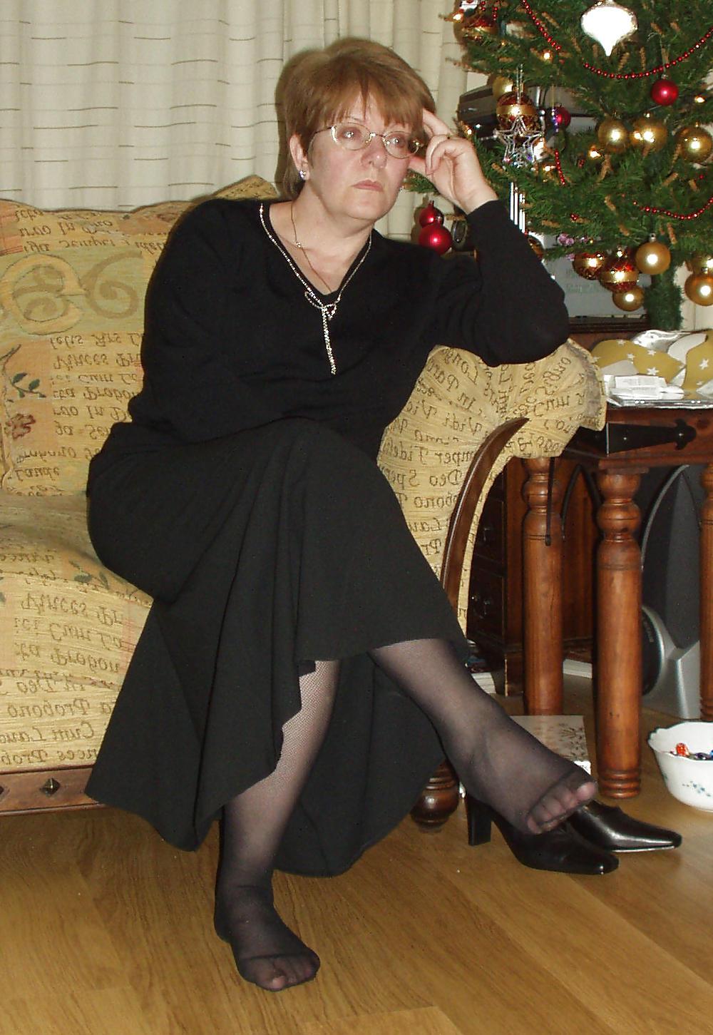 7P Mature in pantyhose