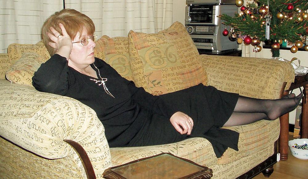 7P Mature in pantyhose
