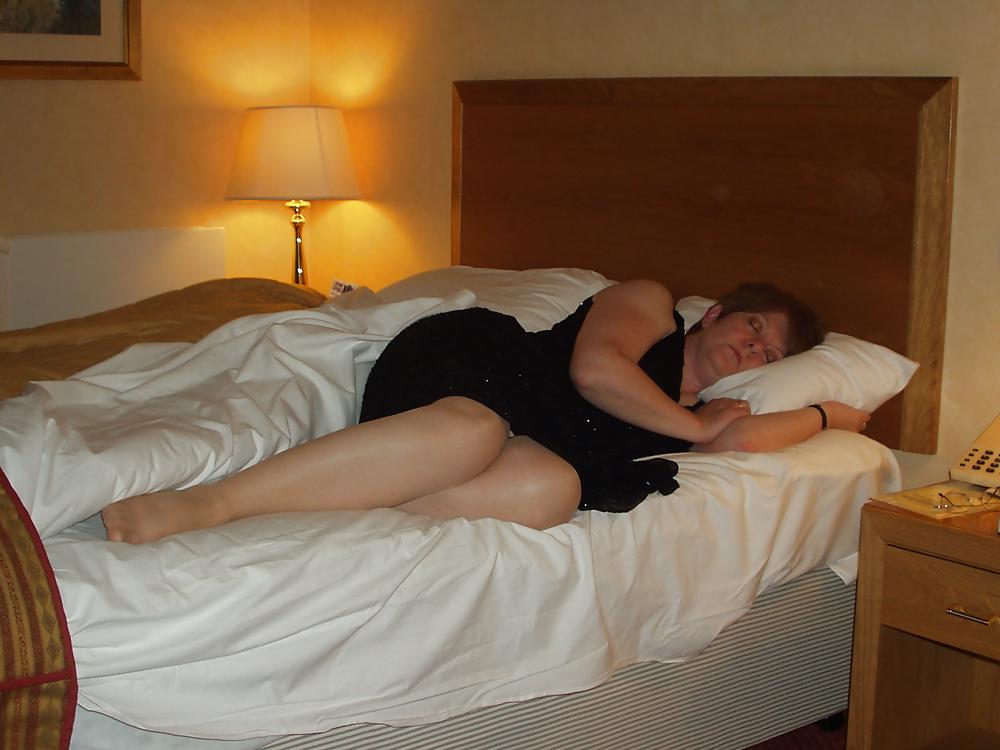 7P Mature in pantyhose