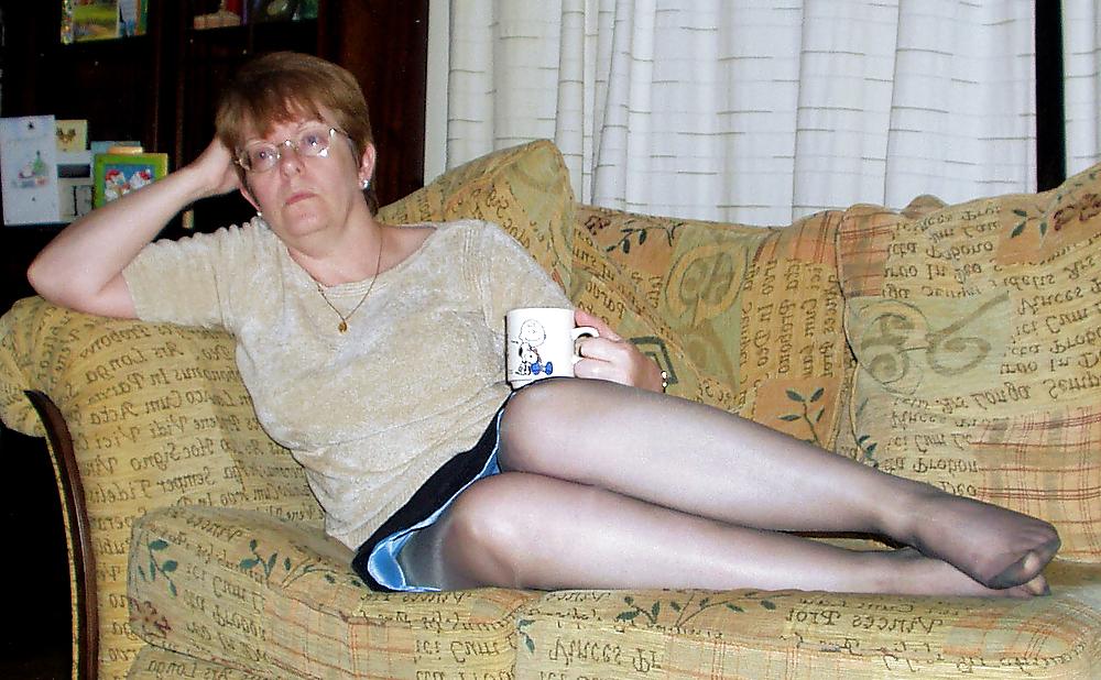 7P Mature in pantyhose