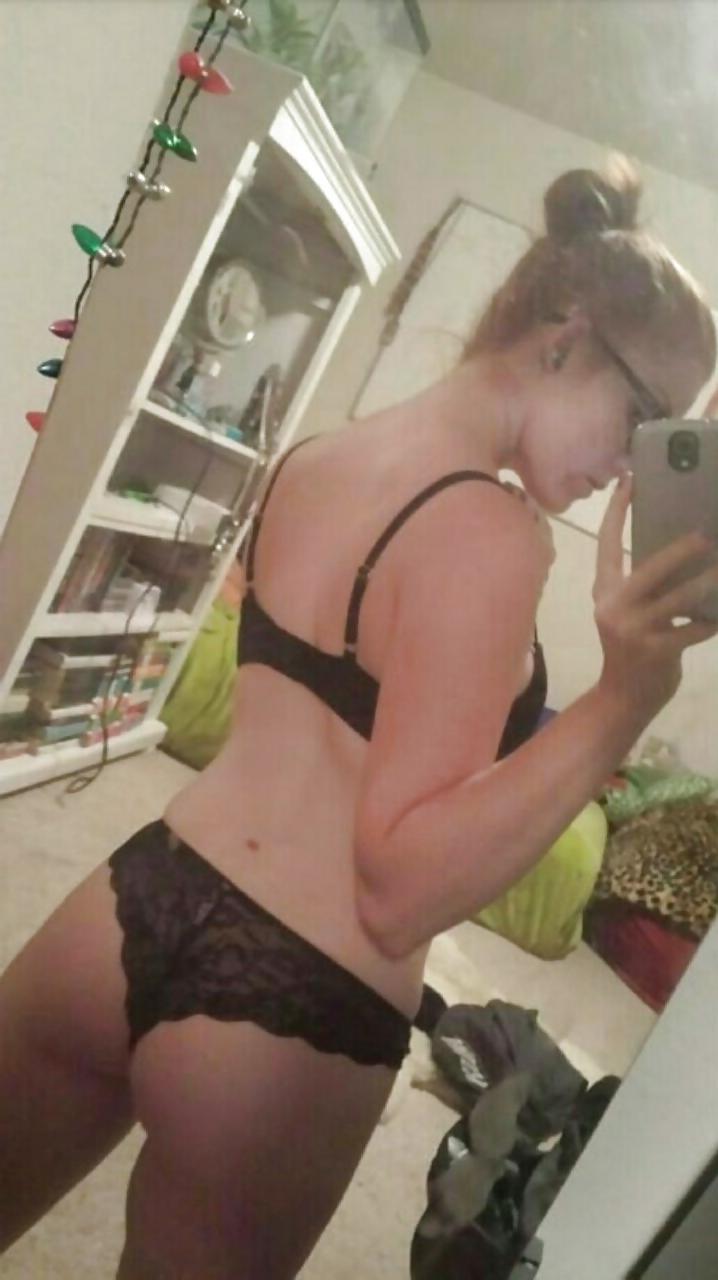 10P Exhibitionist redhead babe