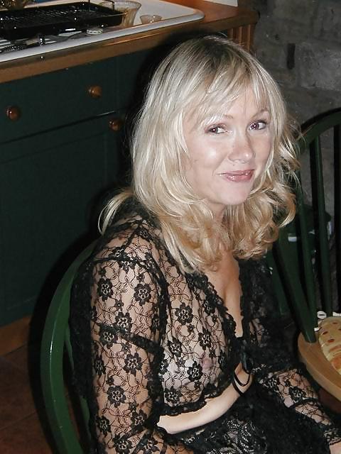 25P Amateur lady loves vintage nylons