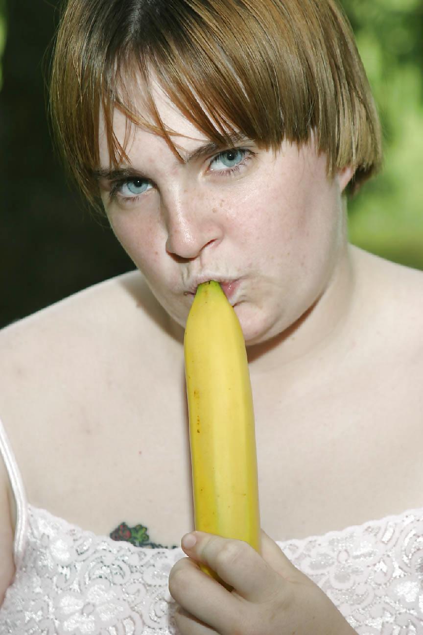 25P Kaylee uses Banana in the park! 