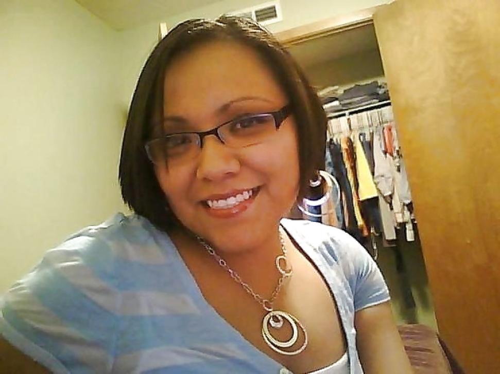 22P Navajo girl - Posing