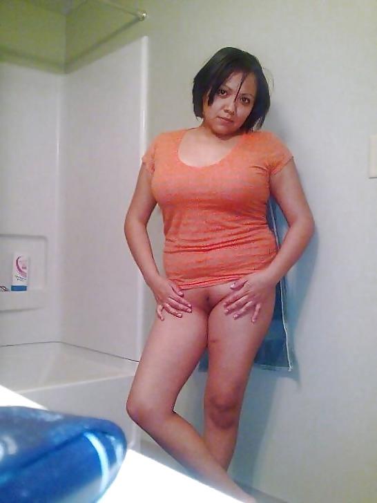 22P Navajo girl - Posing