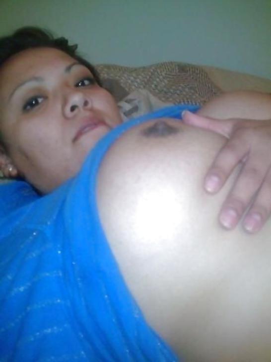 22P Navajo girl - Posing