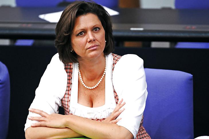 25P Ilse Aigner-Hot German MILF
