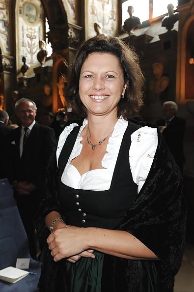 25P Ilse Aigner-Hot German MILF