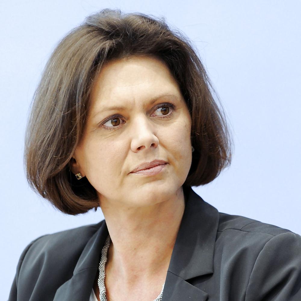 25P Ilse Aigner-Hot German MILF