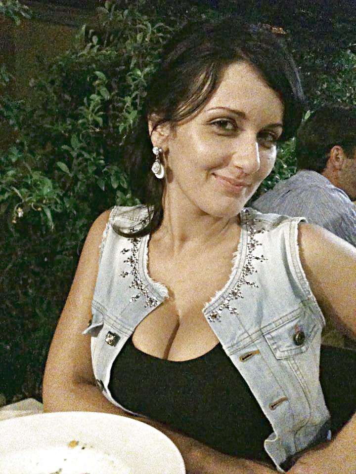 11P Busty 30 y.o. italian chick