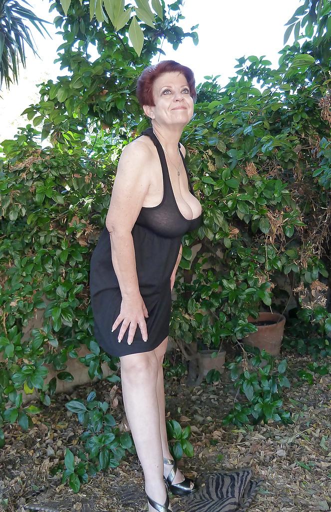 25P Awesome exhibitionist granny (1)