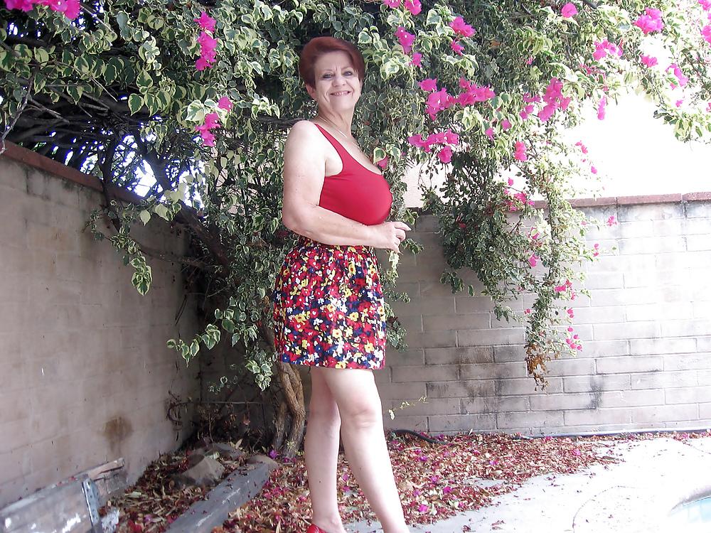 25P Awesome exhibitionist granny (1)