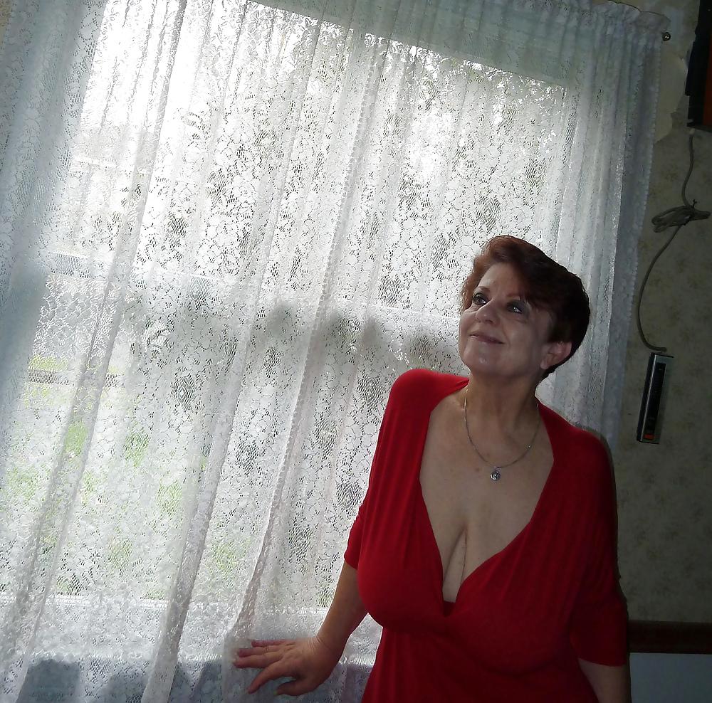 25P Awesome exhibitionist granny (1)