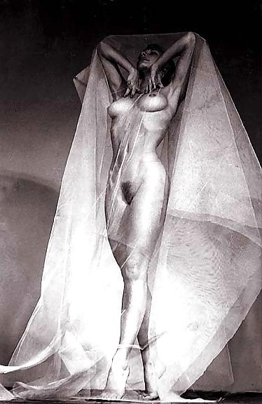 25P Ladies posing nude in olden days