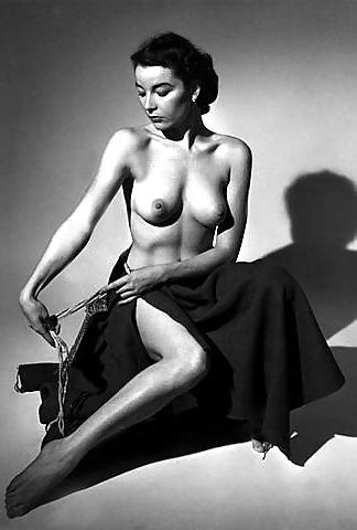 25P Ladies posing nude in olden days