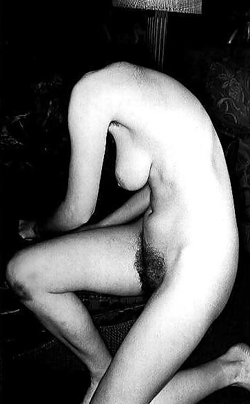 25P Ladies posing nude in olden days