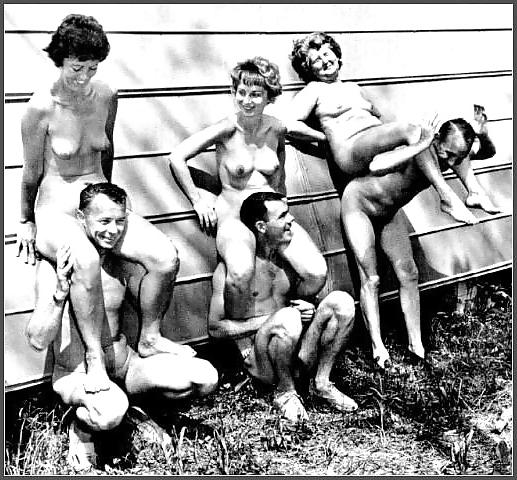 25P Groups Of Naked People - Vintage Edition - Vol. 9