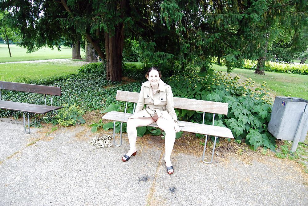 17P Reife Exhibitionistin im Park