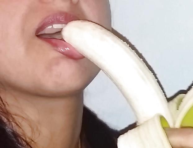 8P Indian aunty love banana