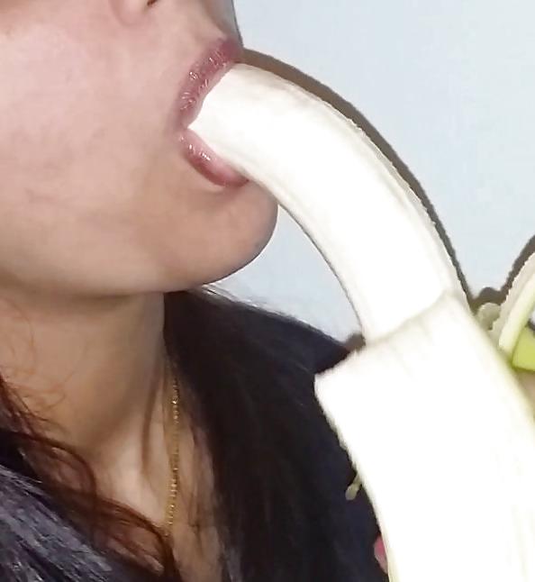 8P Indian aunty love banana