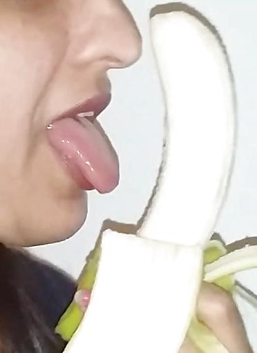 8P Indian aunty love banana