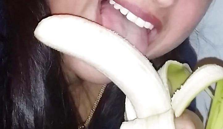 8P Indian aunty love banana