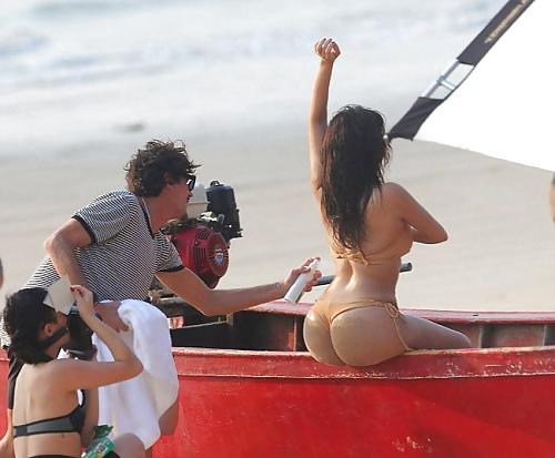 9P CELEBRITY UPSKIRT FOTOS.