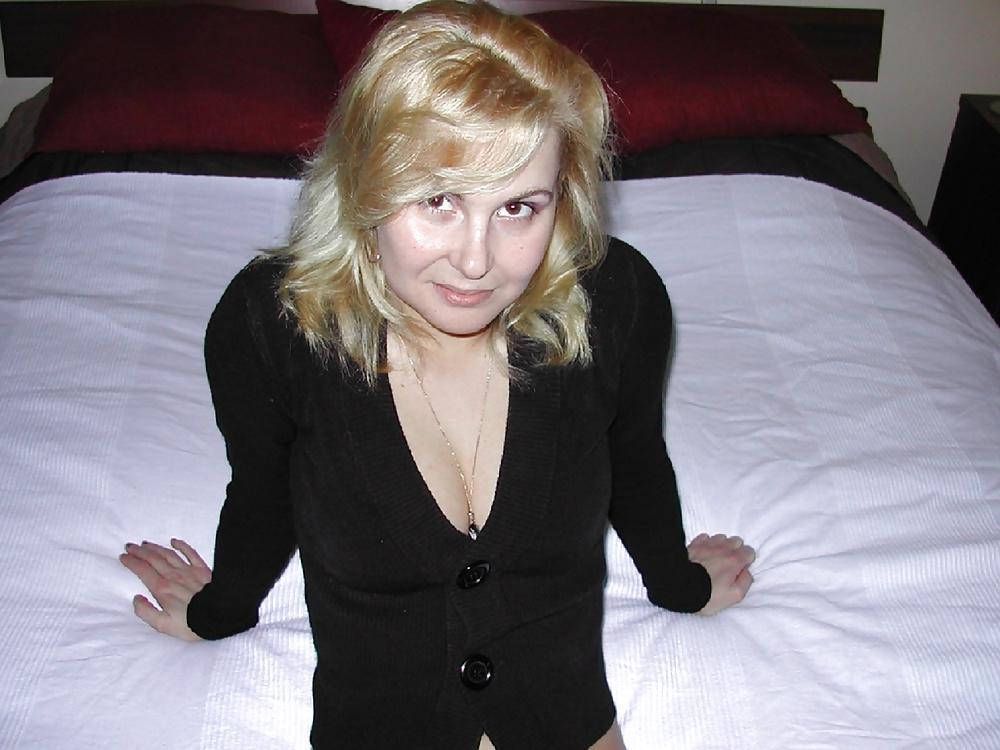 25P Nice blonde wife posing 