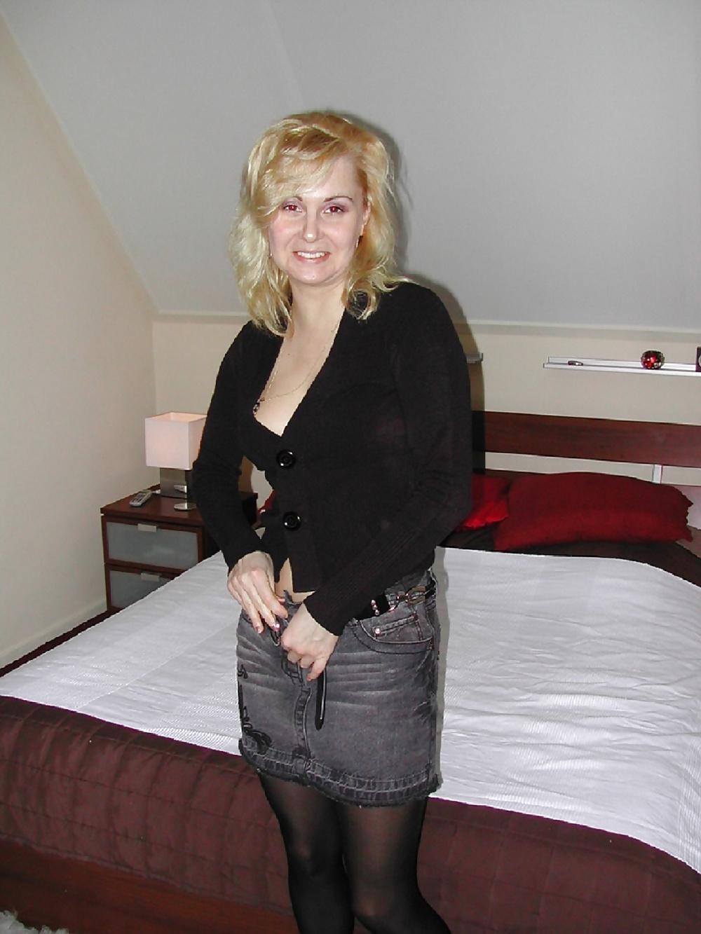 25P Nice blonde wife posing 