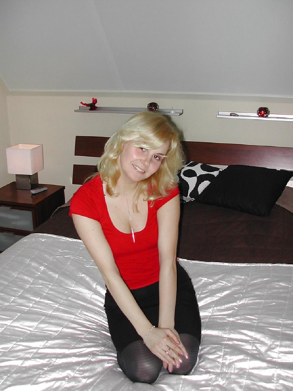 25P Nice blonde wife posing 